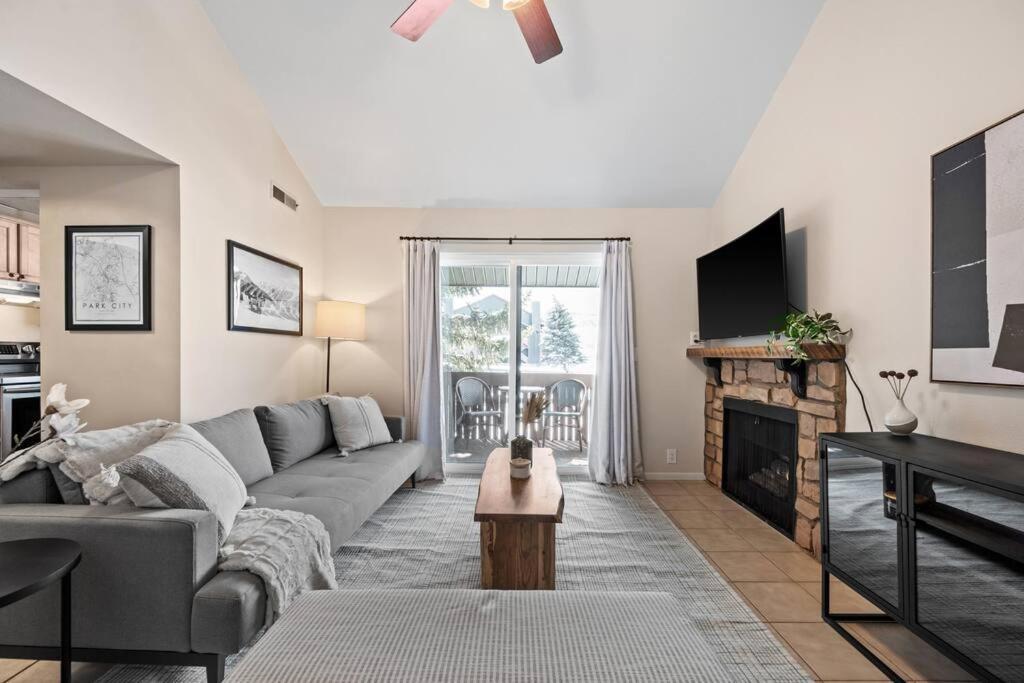 Cozy Top Floor Condo With Mountain Views Park City Bagian luar foto